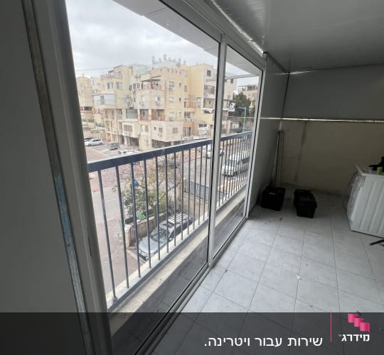 מסגרת אלומיניום לחלון זכוכית במרפסת